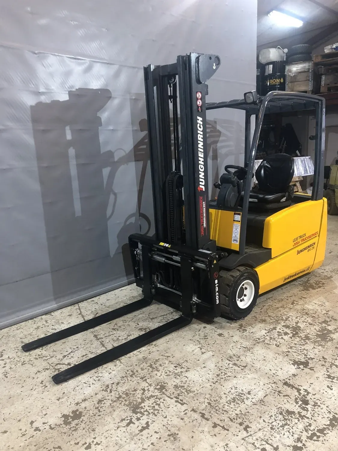 Jungheinrich el-truck med mast set forfra