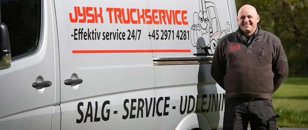 Kaj Christensen, indehaver af Jysk Truckservice, foran servicevognen