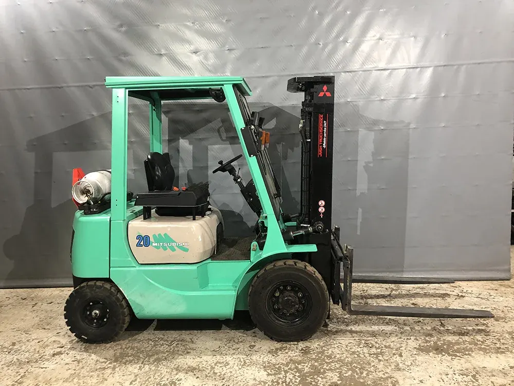 Mitsubishi FG20T gas-truck til leje hos Jysk Truckservice i Vejen, set fra siden