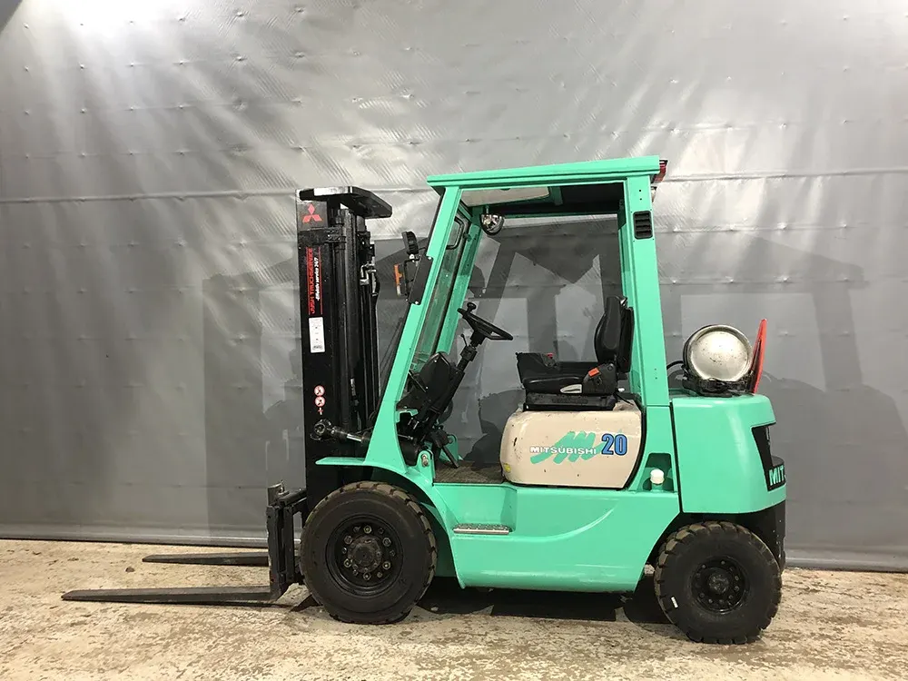 Mitsubishi FG20T gas-truck med fuld friløft-mast, set skråt forfra