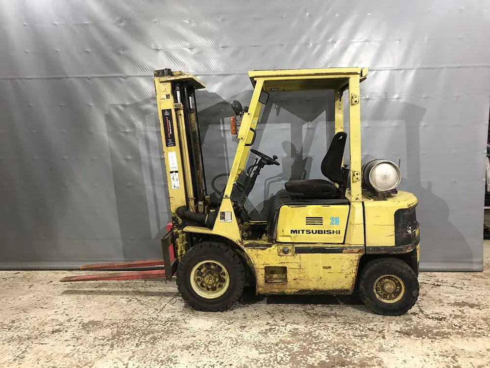 Mitsubishi FG20X gas-truck med frisigtsmast til leje i Vejen